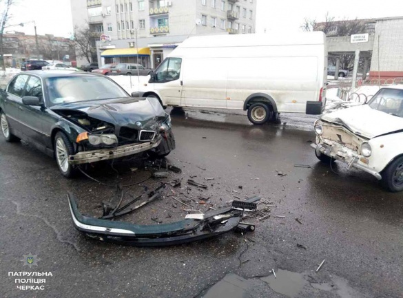 Розбита BMW: у середмісті Черкас сталася ДТП (ФОТО)