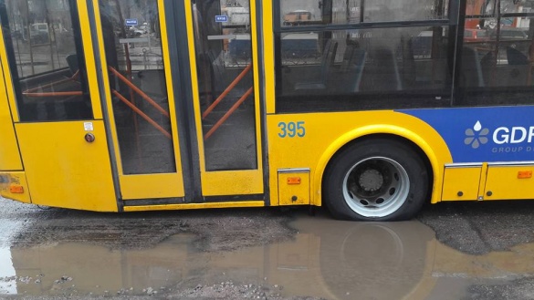 У центрі Черкас через ями застрягають автобуси і тролейбуси (ФОТО)