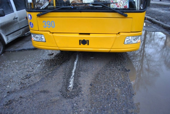 Ще один тролейбус не зміг проїхати через ями у центрі Черкас (ФОТО)