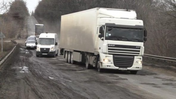 Коли водіям чекати у Черкаській області нормальних доріг (ВІДЕО)