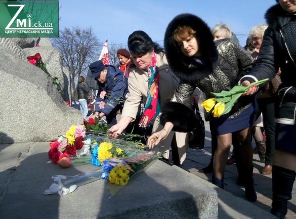 Шевченківські дні у Черкасах розпочали покладанням квітів до пам’ятника Кобзарю