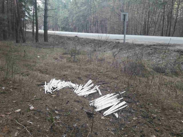 Невідомі скинули небезпечні відходи на узбіччя дороги на Черкащині (ФОТО)