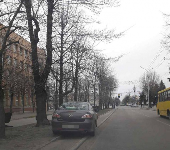 На дорозі біля черкаського ТРЦ водію за кермом стало погано (ФОТО)