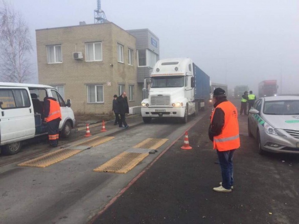 Черкащани знову перекрили дорогу, протестуючи проти вантажівок (ВІДЕО)