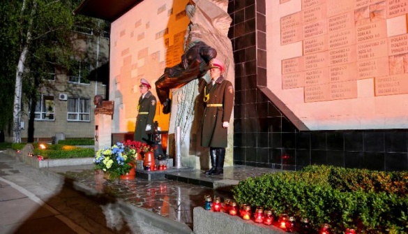 Вночі в Черкасах вшанували пам'ять загиблих ліквідаторів аварії на ЧАЕС (ФОТО)