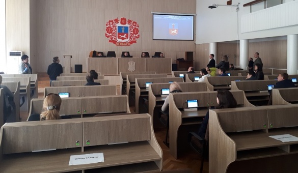 Черкаські депутати вчаться користуватися системою електронного голосування
