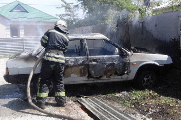 В Умані раптово спалахнув автомобіль (ВІДЕО)