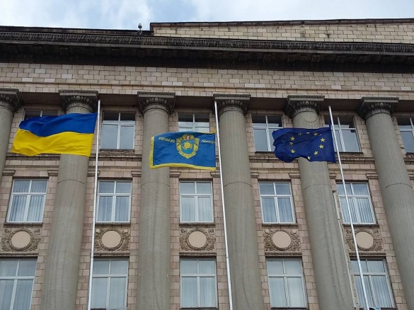 На Соборній площі у Черкасах підняли прапор Євросоюзу (ФОТО)