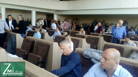 Черкаські депутати показали, що фотографують на телефон (ВІДЕО)