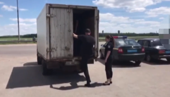 На Черкащині зупинили вантажівку, в якій незаконно перевозили спиртову суміш (ВІДЕО)