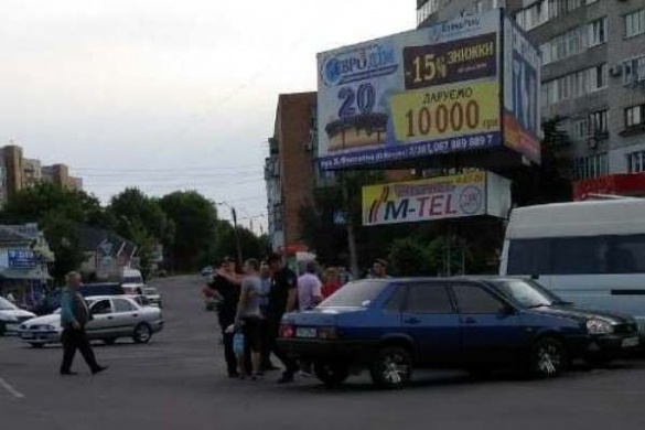 ДТП на Черкащині: дорогу не поділили дві автівки (ФОТО)
