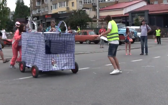 Бетмобіль та маршрутка: у Черкасах відбувся фестиваль саморобних авто