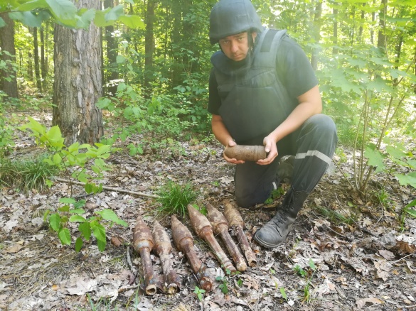 Черкащани у лісі натрапили на небезпечну знахідку (ФОТО)