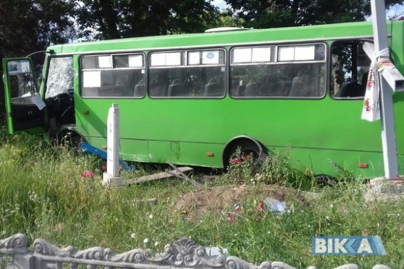 На Черкащині випускники розгромили кладовище на викраденому автобусі (ФОТО)