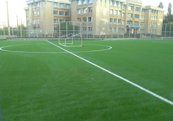 У черкаській школі закінчують будівництво футбольного майданчику (ФОТО)