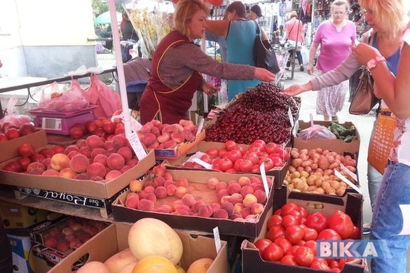 Магазин чи ринок? У Черкасах порівняли ціни на фрукти та овочі
