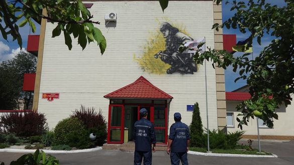 У Черкасах на фасаді будівлі рятувальників намалювали триметрове графіті (ФОТО)