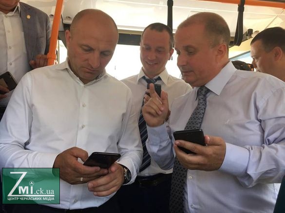 У черкаських тролейбусах відтепер можна розрахуватися за проїзд через смартфон