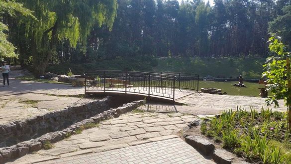 Все для комфорту: в черкаському парку оновили місточок (ФОТО)