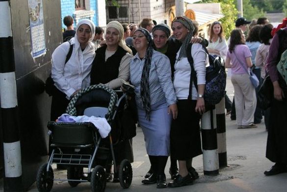 Єврейські дівчата приїхали до Умані, аби попросити собі чоловіка