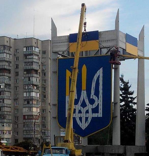 На виїзді з міста Черкаси монтують герб України (ФОТО)