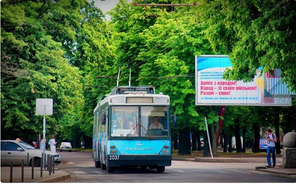 Черкаськими вулицями почав їздити унікальний тролейбус (ФОТО)