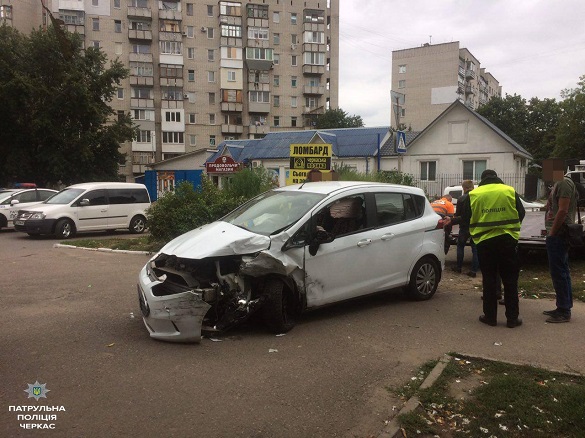 Розбиті автівки: у Черкасах сталася ДТП (ФОТО)