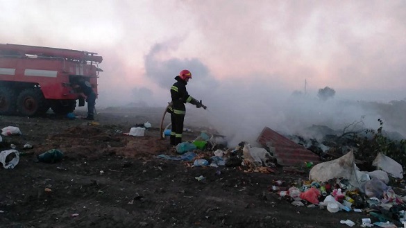 У Черкаській області сталася масштабна пожежа на сміттєзвалищі