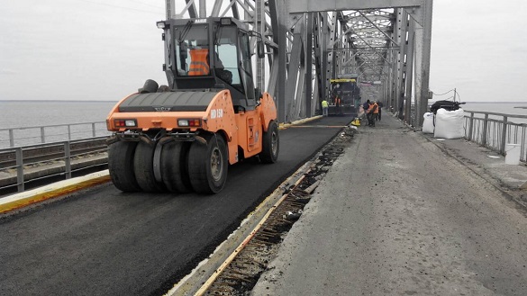 На мосту через Дніпро розпочалися роботи із облаштування нижнього шару асфальту