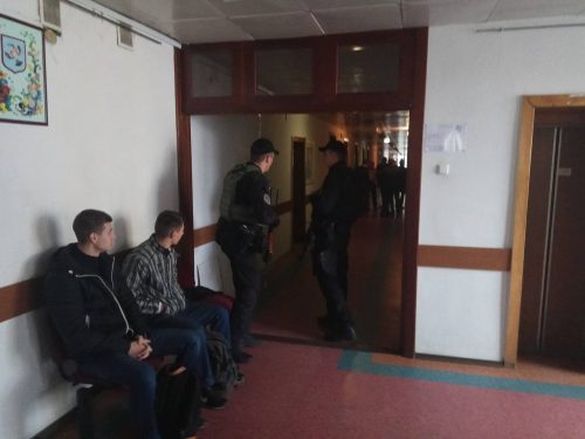 Проводять обшук: до черкаської мерії завітали правоохоронці із автоматами (ФОТО)