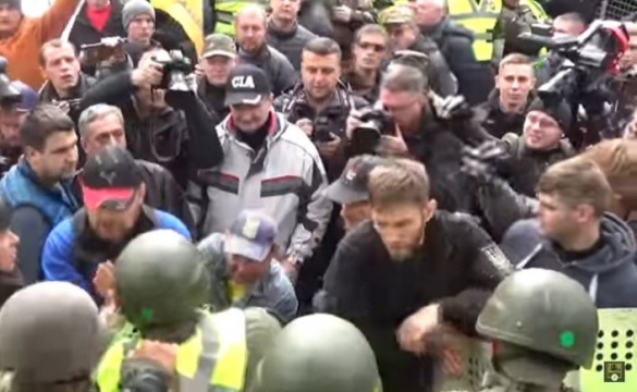 Руками і ногами: черкащанин у Києві відлупцював поліцейського (ВІДЕО)