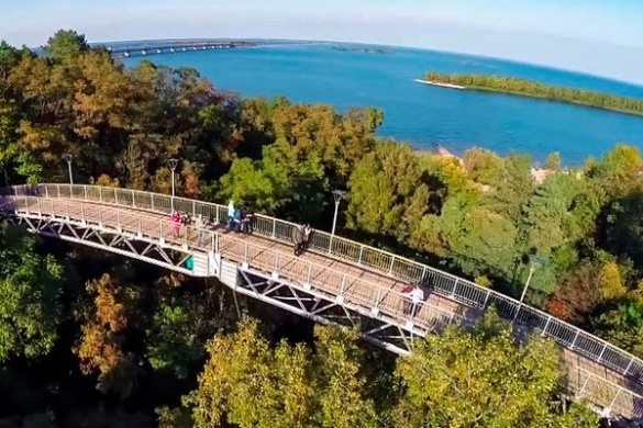 У черкаському парку сталася смертельна трагедія: із мосту впала жінка