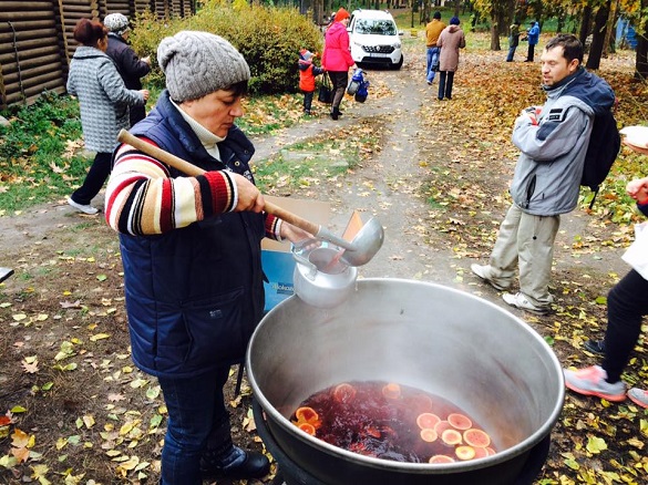 Смачна їжа, естафети та майстер-класи: у черкаському парку закрили парковий сезон (ФОТО)