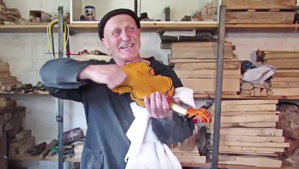 Хацьківський Страдіварі: сільський вчитель із Черкащини створює скрипки (ВІДЕО)