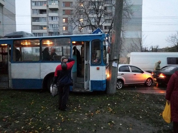 Потрійна ДТП: у Черкасах тролейбус не розминувся з двома автівками (ФОТО)