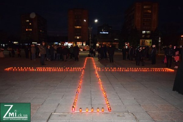 На Соборній площі у Черкасах запалили свічки