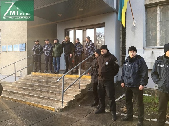 У Черкасах активісти заблоковували суд та палять шини (ФОТО)