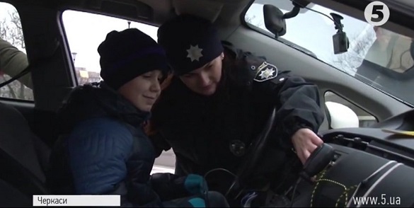 Із сиренами на патрульному авто: як поліцейські Черкас малечу розважали (ВІДЕО)