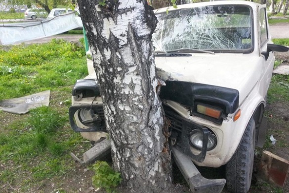 На Черкащині сталася смертельна ДТП: легковик в'їхав у дерево