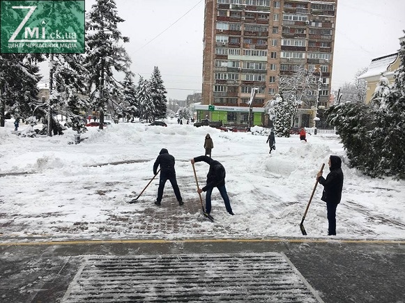 Мер Черкас закликав чиновників долучитися прибирати сніг (ФОТО)