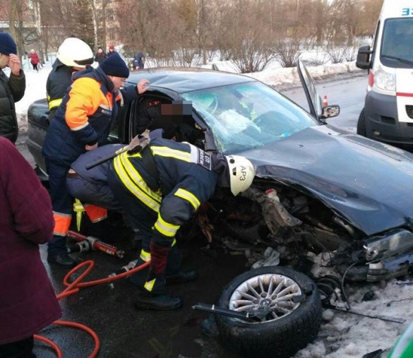 Розбиті вщент автівки та постраждалі: у Черкасах сталася жахлива ДТП (ФОТО)
