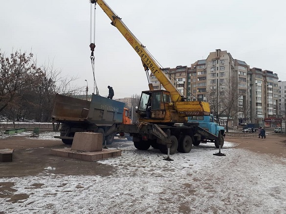 У Черкасах знесли комуністичний пам'ятник (ФОТО)