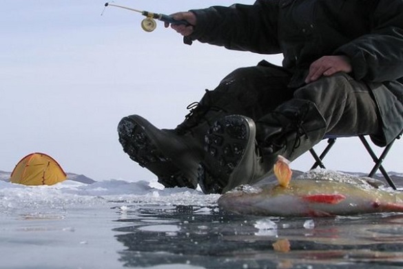 Що змушує черкаських рибалок ризикувати, виходячи на лід? (ВІДЕО)
