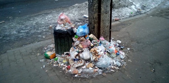 Зупинки громадського транспорту у Черкасах заваленні сміттям (ВІДЕО)