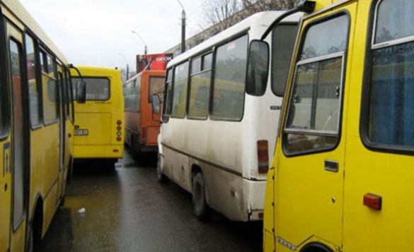 У Черкасах перевізники на знак протесту знімають автобуси з маршрутів