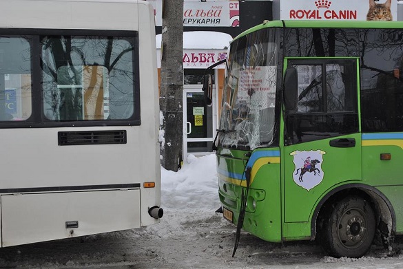 У Черкасах через ожеледицю зіткнулися автобуси (ФОТО)