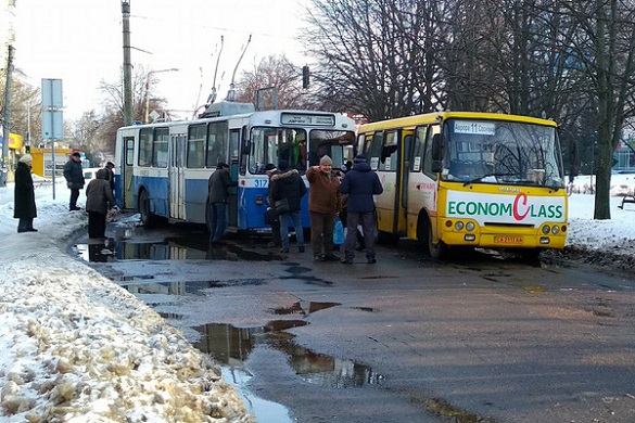 У середмісті Черкас маршрутка не розминулася з тролейбусом (ФОТО)