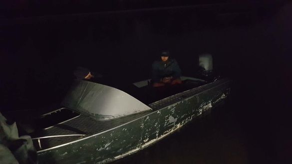 Запанікували і позбулись свого улову: на Черкащині вночі затримали рибних браконьєрів (ФОТО)