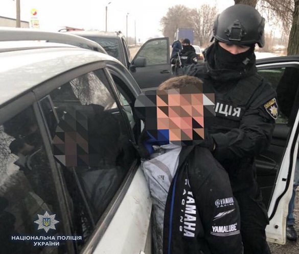 Наркотики і продажні копи: затримали банду дилерів, що вивозили опій із Черкаської області (ВІДЕО)