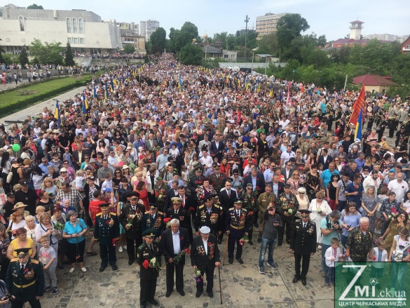 Тисячі черкащан вийшли вшанувати пам'ять загиблих у Другій світовій війні (ФОТО)